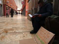 Szeged, hajléktalan, Nagyáruház, passage sor, kéreget, vers