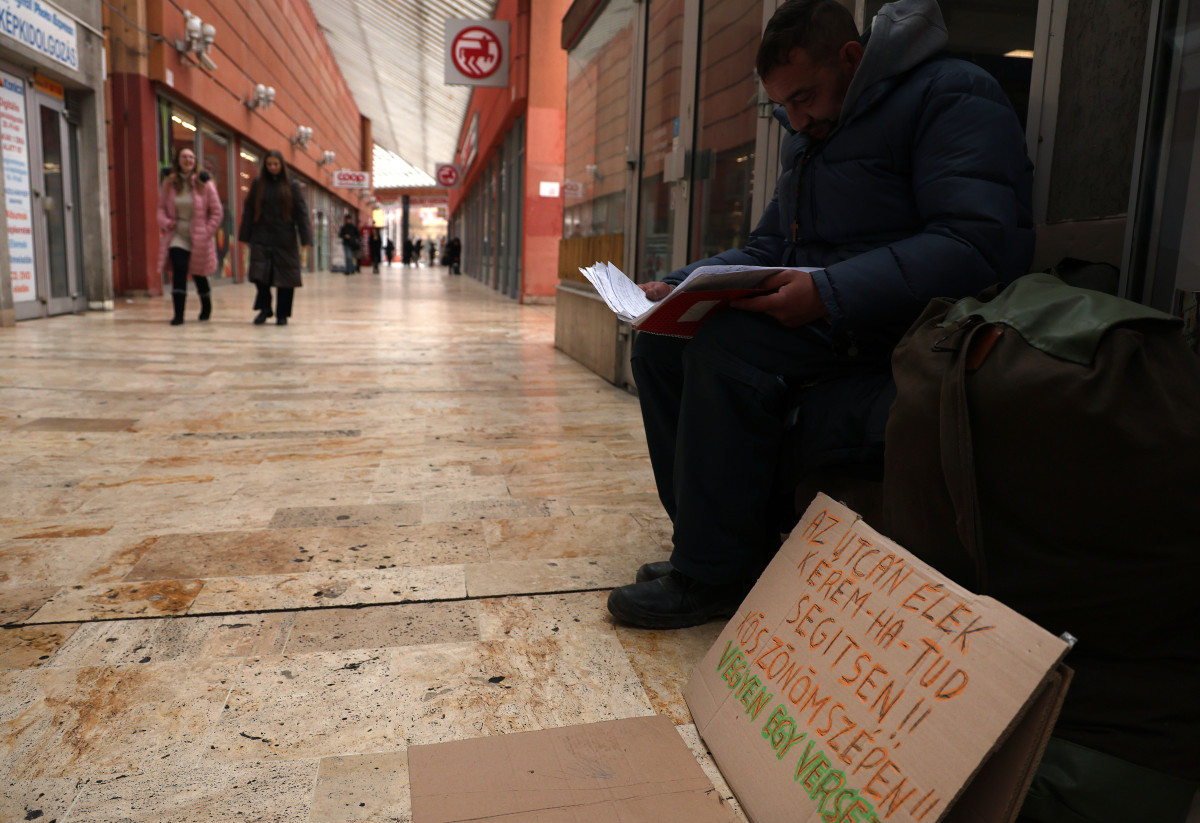 Szeged, hajléktalan, Nagyáruház, passage sor, kéreget, vers