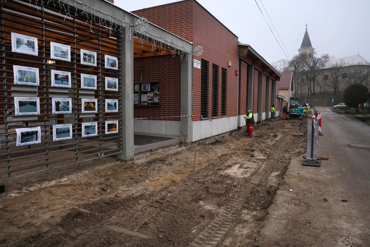 Szeged, Szőreg, Tömörkény István Művelődési Ház, burkolat felújítás, útjavítás