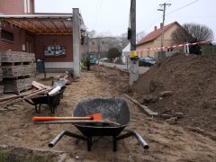 Szeged, Szőreg, Tömörkény István Művelődési Ház, burkolat felújítás, útjavítás