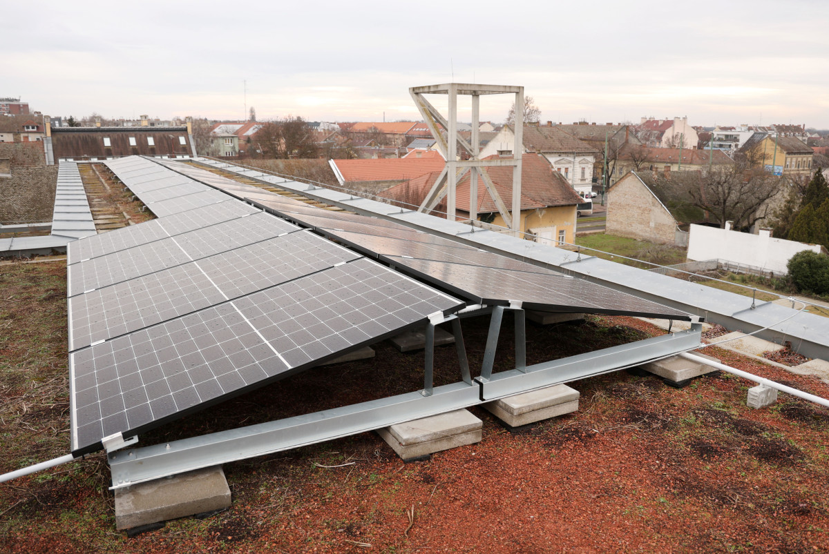 Szeged, napelem, Agóra, tető