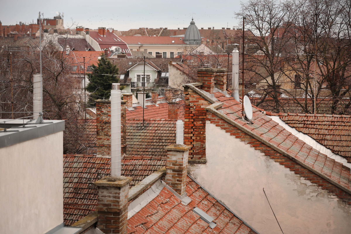 Szeged, belváros, bérház, lakás, tető, kémény