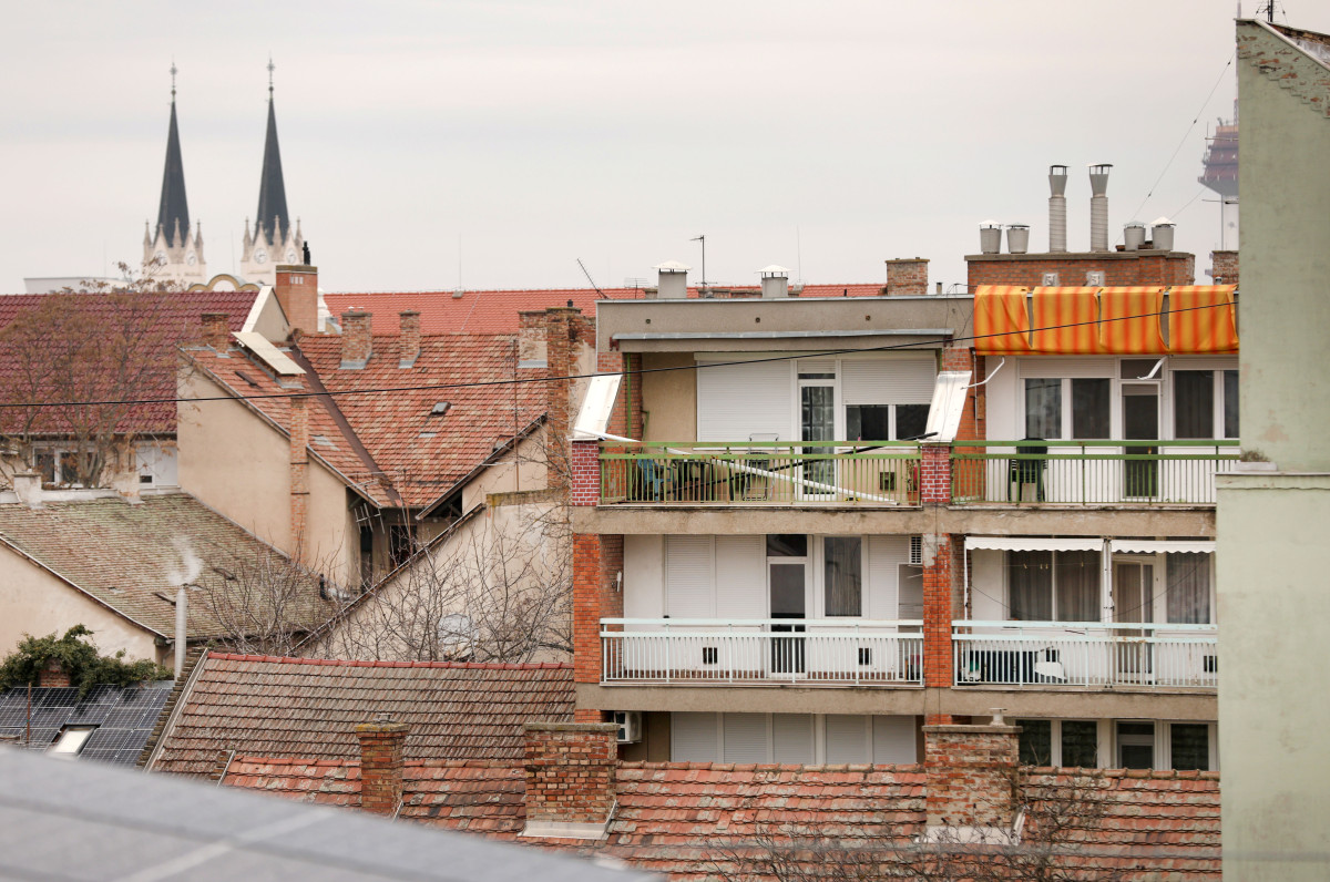 Szeged, belváros, bérház, lakás, tető, kémény