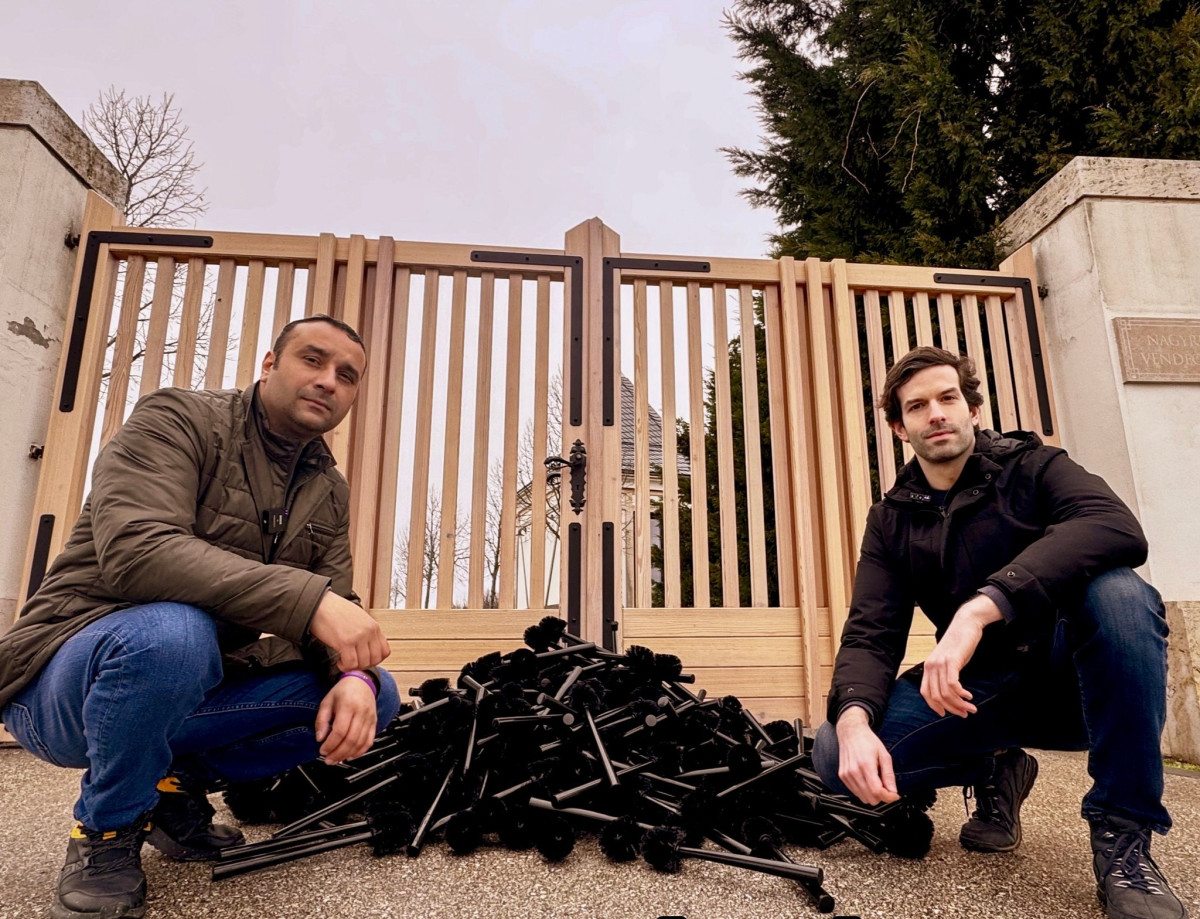 Vécékefével halmozta el a Momentum Lázár János batidai kastélyának bejáratát. Fotó: Fekete-Győr András hivatalos FB