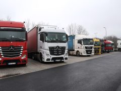 Röszke, szerb határ, teherforgalmi blokád, blokád, kamion, kamion blokád, határ zárva, röszkei határátkelő, határ, teherforgalom, várakozás, parkoló