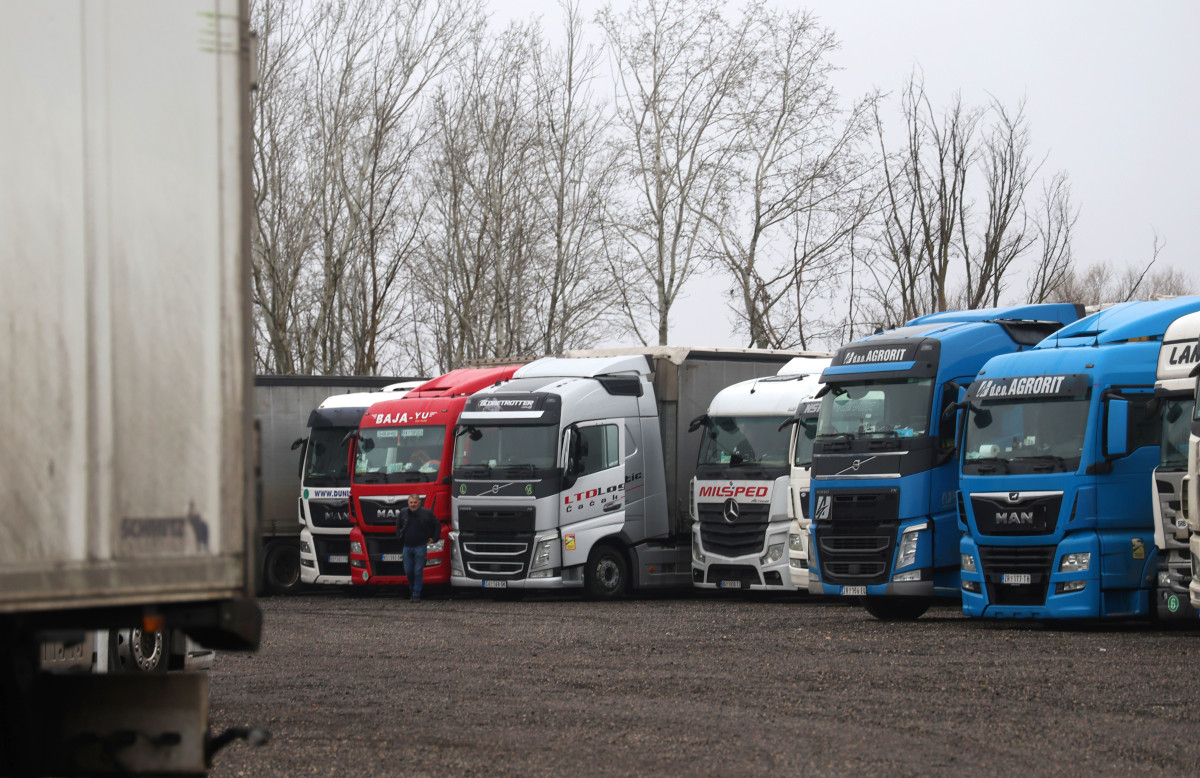 Röszke, szerb határ, teherforgalmi blokád, blokád, kamion, kamion blokád, határ zárva, röszkei határátkelő, határ, teherforgalom, várakozás, parkoló, vesztegel