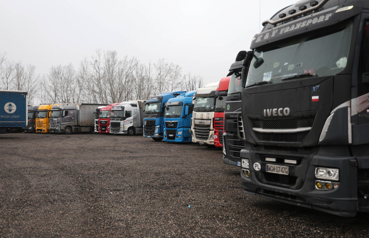 Röszke, szerb határ, teherforgalmi blokád, blokád, kamion, kamion blokád, határ zárva, röszkei határátkelő, határ, teherforgalom, várakozás, parkoló, vesztegel