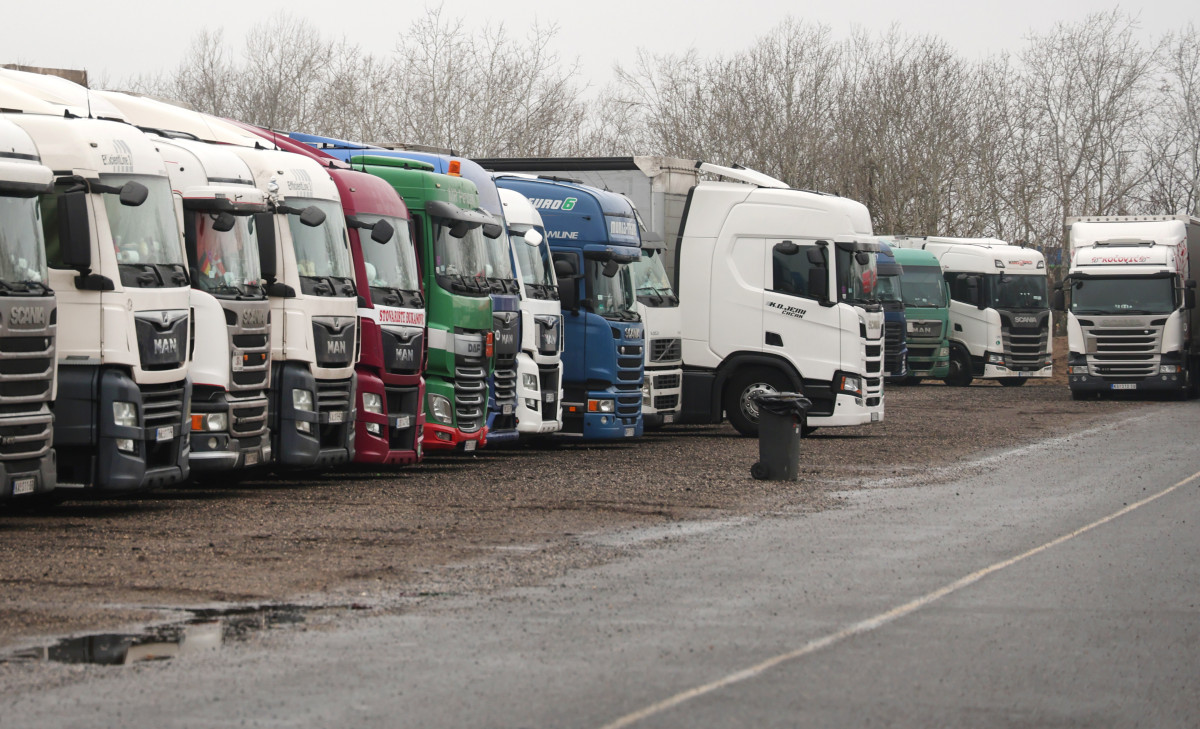 Röszke, szerb határ, teherforgalmi blokád, blokád, kamion, kamion blokád, határ zárva, röszkei határátkelő, határ, teherforgalom, várakozás, parkoló, vesztegel