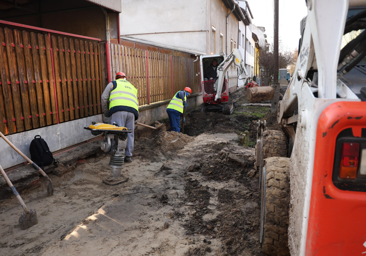 Szeged, Szende Béla utca, járdafelújítás