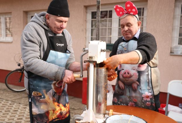 Szeged, Böllérnap, kolbász, kolbásztöltés, télbúcsúztató, farsang, jelmez, Petőfitelep