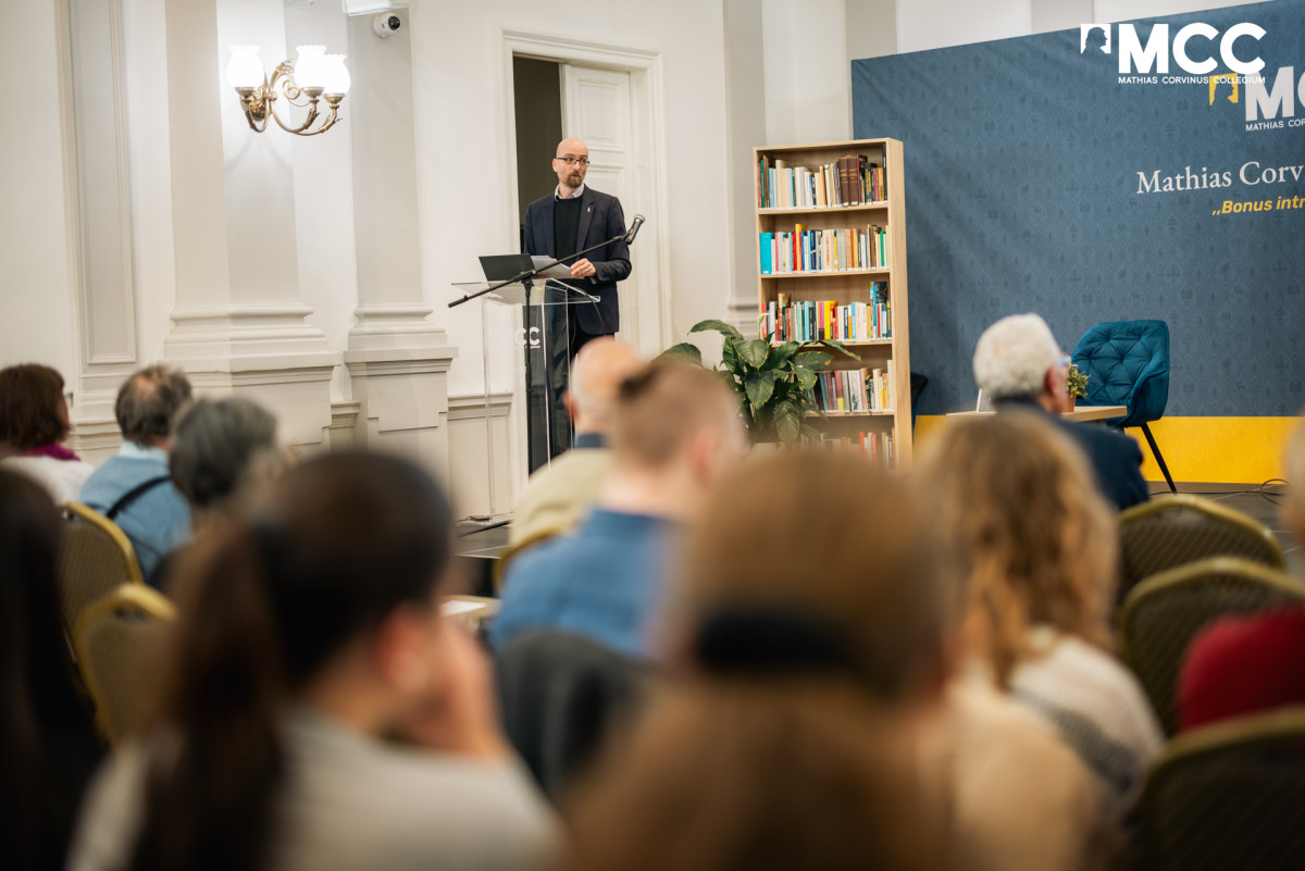 MCC Szeged. Történelmi előadás Dr. Pálvölgyi Balázs prezentálásában. Fotó: MCC Szeged hivatalos FB