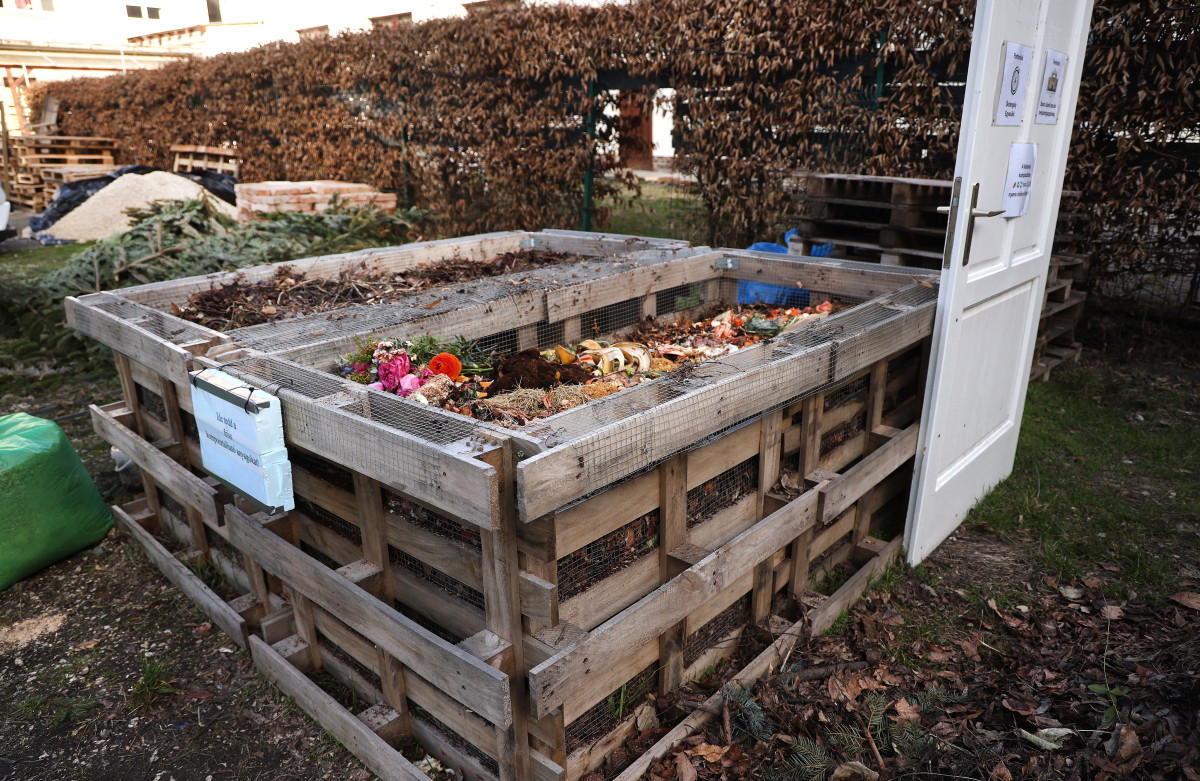 Szeged, Dáni utca, udvar, közösségi komposztáló, komposztáló