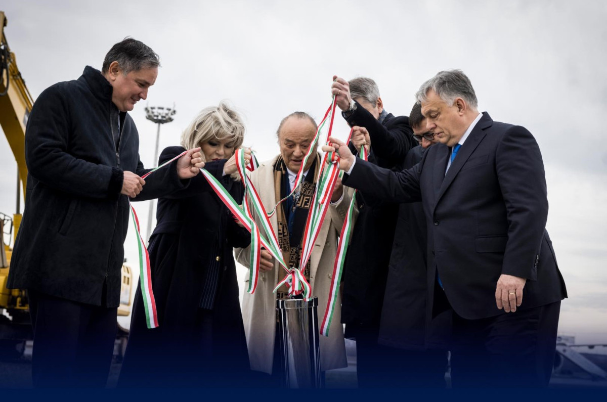 Reptér. Alapkőletétel. Fotó: Orbán Viktor hivatalos FB