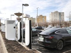 Szeged, Tesla, elktromos autó, töltő, Rókusi krt., Tesco parkoló