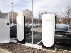 Szeged, Tesla, elktromos autó, töltő, Rókusi krt., Tesco parkoló