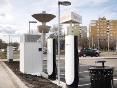 Szeged, Tesla, elktromos autó, töltő, Rókusi krt., Tesco parkoló