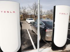 Szeged, Tesla, elktromos autó, töltő, Rókusi krt., Tesco parkoló