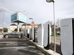 Szeged, Tesla, elktromos autó, töltő, Rókusi krt., Tesco parkoló