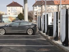 Szeged, Tesla, elktromos autó, töltő, Rókusi krt., Tesco parkoló