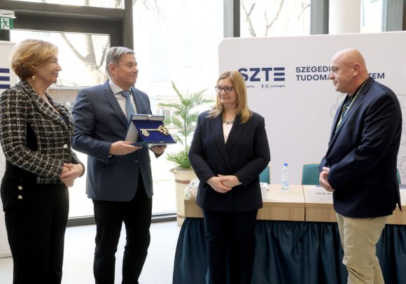 Szeged, SZTE, Szent-Györgyi Albert Klinikai Központ Gyermekgyógyászati Klinika, klinika, Gyermekklinika, műtők, SBO, bemutató, egészségügy