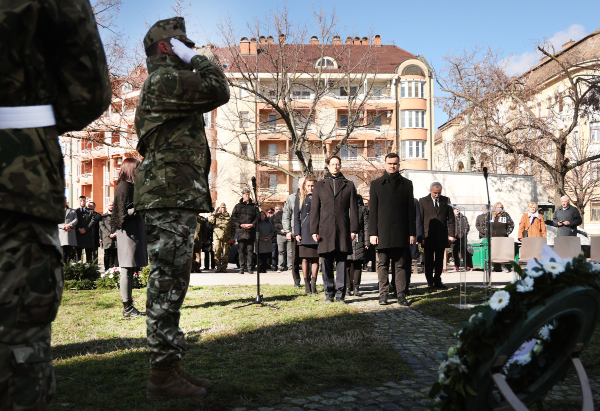 Szeged, kommunista diktatúra áldozatai, megemlékezés, koszorúzás, Kormányhivatal, Glattfelder Gyula tér