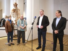 Szeged, Móra Ferenc Múzeum, múzeum, jégkorszak kiállítás, 100 ezredik látogató, köszöntés, Botka László, polgármester, Fogas Ottó, múzeumigazgató