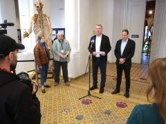 Szeged, Móra Ferenc Múzeum, múzeum, jégkorszak kiállítás, 100 ezredik látogató, köszöntés, Botka László, polgármester, Fogas Ottó, múzeumigazgató