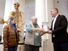 Szeged, Móra Ferenc Múzeum, múzeum, jégkorszak kiállítás, 100 ezredik látogató, köszöntés, Botka László, polgármester, Fogas Ottó, múzeumigazgató