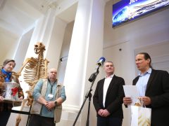 Szeged, Móra Ferenc Múzeum, múzeum, jégkorszak kiállítás, 100 ezredik látogató, köszöntés, Botka László, polgármester, Fogas Ottó, múzeumigazgató