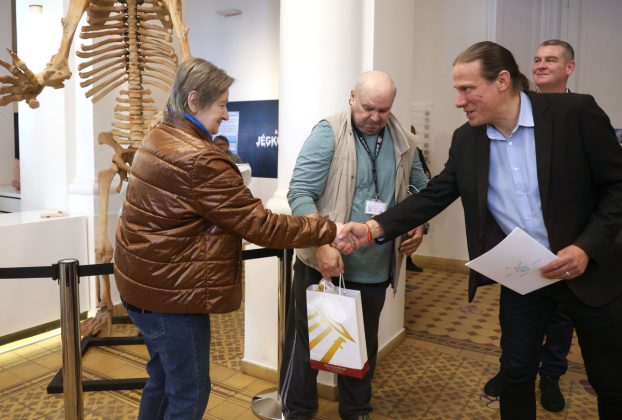 Szeged, Móra Ferenc Múzeum, múzeum, jégkorszak kiállítás, 100 ezredik látogató, köszöntés, Botka László, polgármester, Fogas Ottó, múzeumigazgató