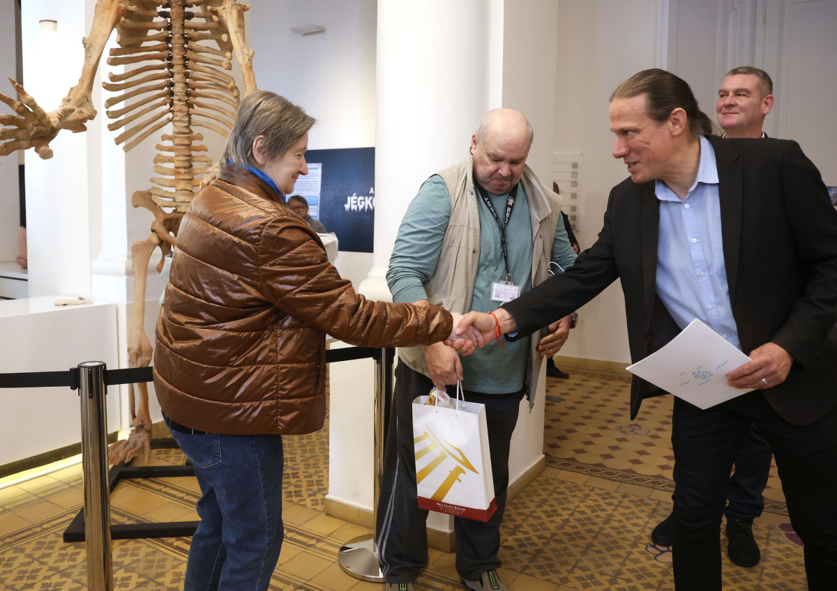 Szeged, Móra Ferenc Múzeum, múzeum, jégkorszak kiállítás, 100 ezredik látogató, köszöntés, Botka László, polgármester, Fogas Ottó, múzeumigazgató