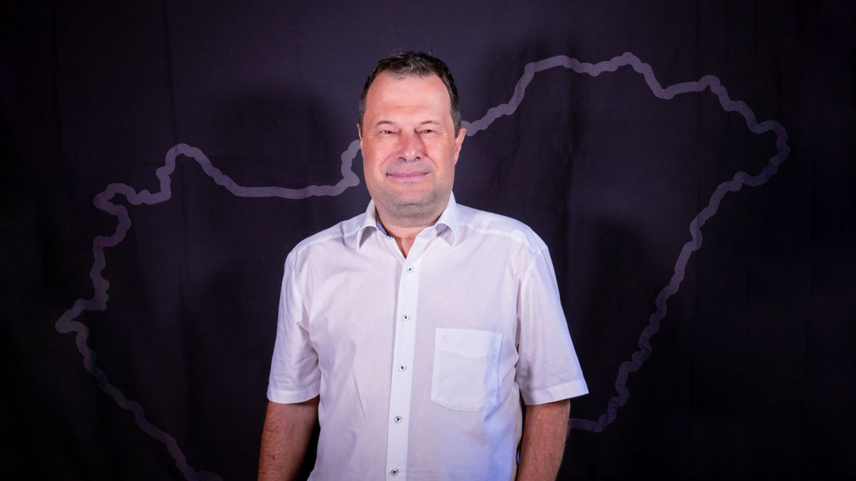 Rekord: Dr. Bajmócy Pétertől, az SZTE oktatójától senki sem járt több magyar településen. Fotó: SZTE/NKI