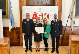 A rangos elismerésben részesült M. Toronykőy Márta r. alezredes. Fotó: police.hu