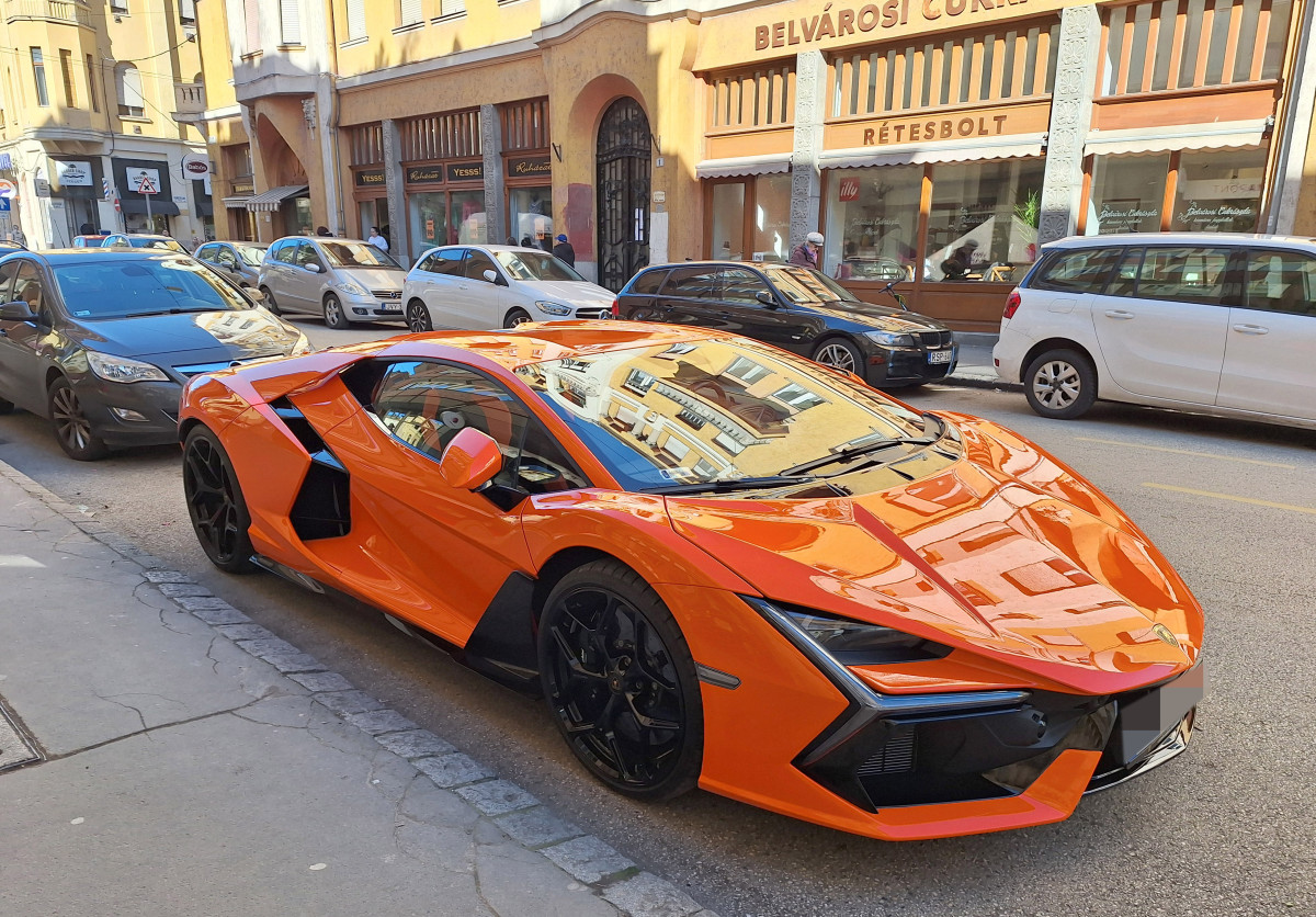 Szeged, luxus autó, parkol, belváros, Kígyó utca