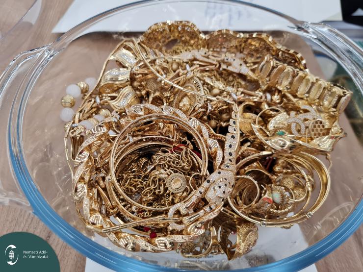 A szegedi nagybani piacon működő bűnszervezetet számoltak föl a nyomozók