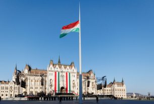 Március 15. - Felvonták a nemzeti lobogót az Országház előtt. Fotó: Magyarország kormánya hivatalos FB