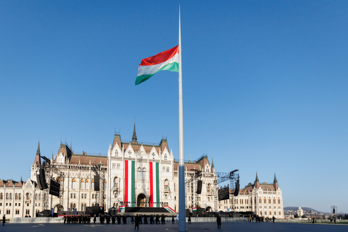 Március 15. - Felvonták a nemzeti lobogót az Országház előtt. Fotó: Magyarország kormánya hivatalos FB