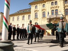 Szeged, március 15., ünnepség, koszorúzás, Klauzál tér, zászlófelvonás, Széchenyi tér, Botka László, Kossuth kifli