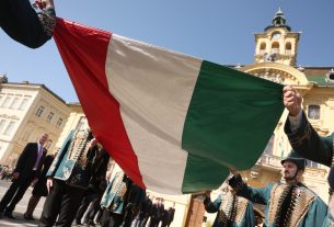 Szeged, március 15., ünnepség, koszorúzás, Klauzál tér, zászlófelvonás, Széchenyi tér, Botka László, Kossuth kifli