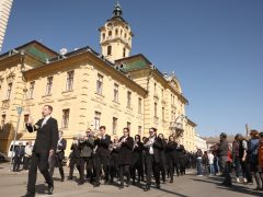 Szeged, március 15., ünnepség, koszorúzás, Klauzál tér, zászlófelvonás, Széchenyi tér, Botka László, Kossuth kifli