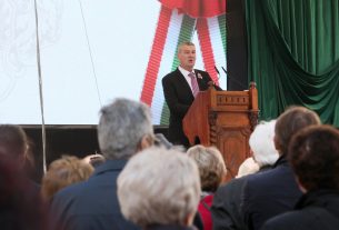 Szeged, március 15., ünnepség, koszorúzás, Klauzál tér, zászlófelvonás, Széchenyi tér, Botka László, Kossuth kifli