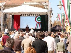 Szeged, március 15., ünnepség, koszorúzás, Klauzál tér, zászlófelvonás, Széchenyi tér, Botka László, Kossuth kifli