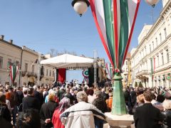 Szeged, március 15., ünnepség, koszorúzás, Klauzál tér, zászlófelvonás, Széchenyi tér, Botka László, Kossuth kifli