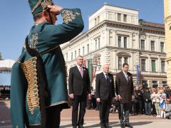 Szeged, március 15., ünnepség, koszorúzás, Klauzál tér, zászlófelvonás, Széchenyi tér, Botka László, Kossuth kifli