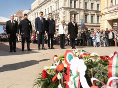 Szeged, március 15., ünnepség, koszorúzás, Klauzál tér, zászlófelvonás, Széchenyi tér, Botka László, Kossuth kifli