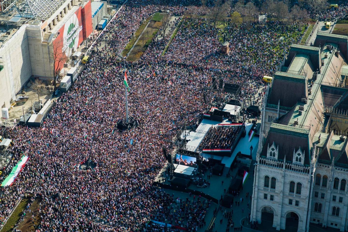 A Magyar Turisztikai Ügynökség szerint, a Kossuth Lajos téri rendezvényen többen voltak, mint a Hősök terén. fotó: Magyarország kormánya hivatalos FB