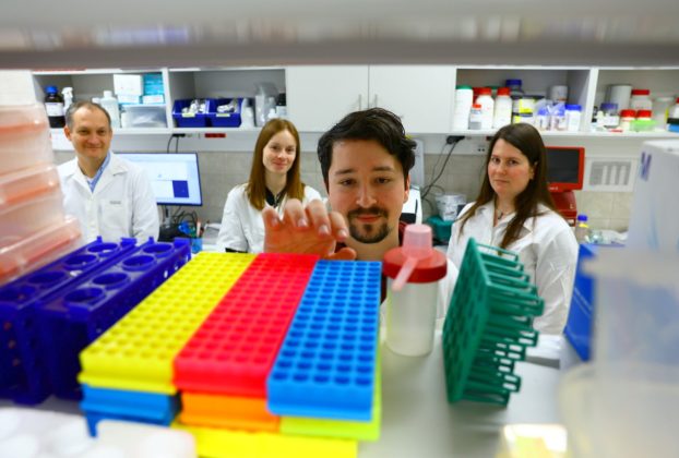 A pikkelysömör kezelésére fejlesztenek új terápiás eljárást Szegeden