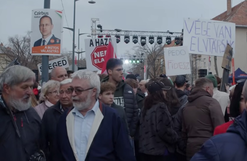 Orbán Viktor és a tüntetők Hódmezővásárhelyen