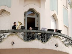 Szeged, Bartók Béla Művészeti Napok, REÖK, Reök palota, erkély, rézfúvósok, zenél, flashmob