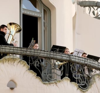 Szeged, Bartók Béla Művészeti Napok, REÖK, Reök palota, erkély, rézfúvósok, zenél, flashmob